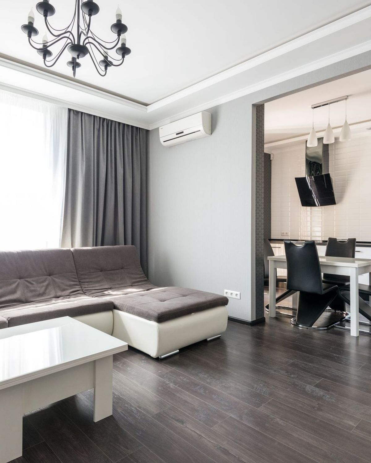 Salón de un piso de Madrid recién reformado, con suelo de madera y paredes claras