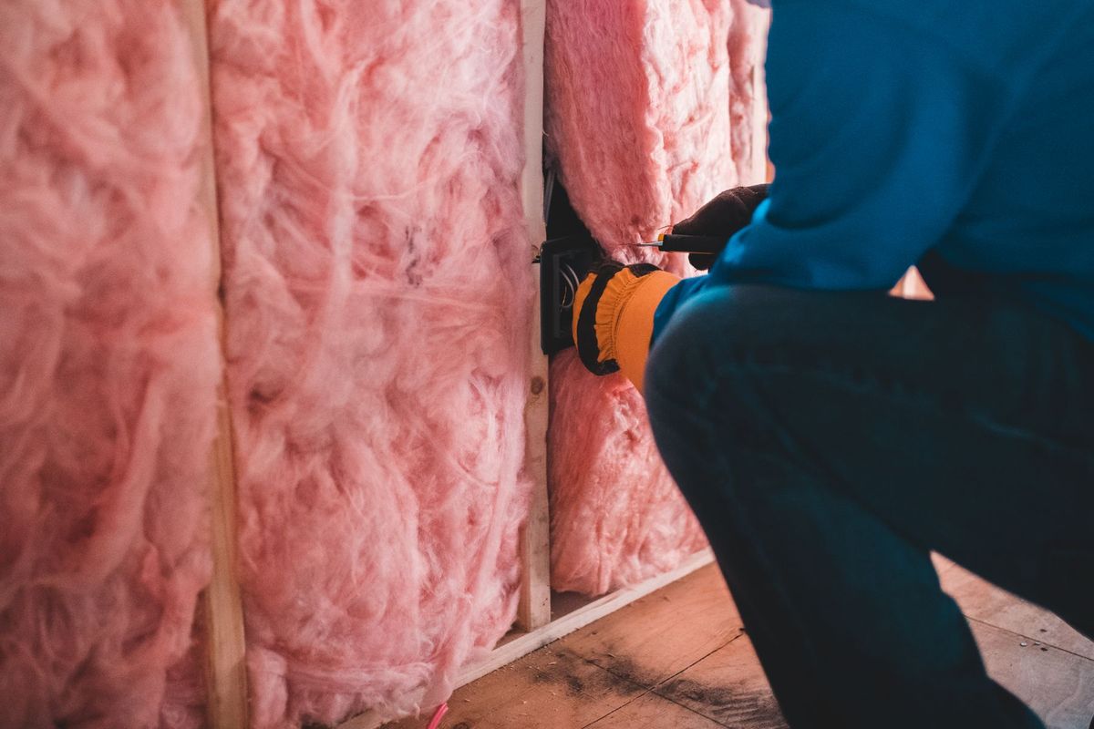 Placas de yeso y aislamiento de lana mineral en una pared en obra