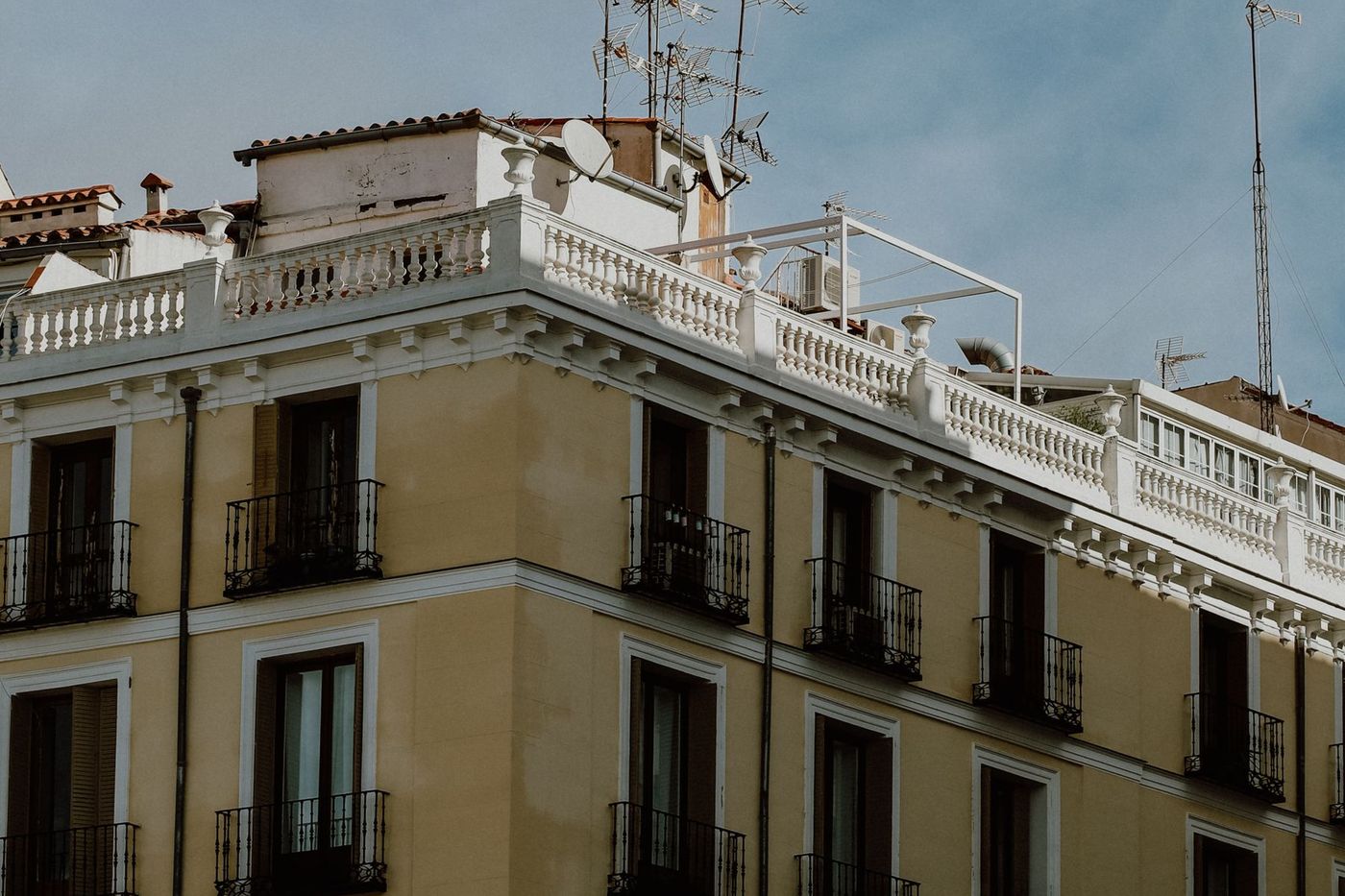 Fachadas de fincas antiguas con balcones de hierro en el centro de Madrid