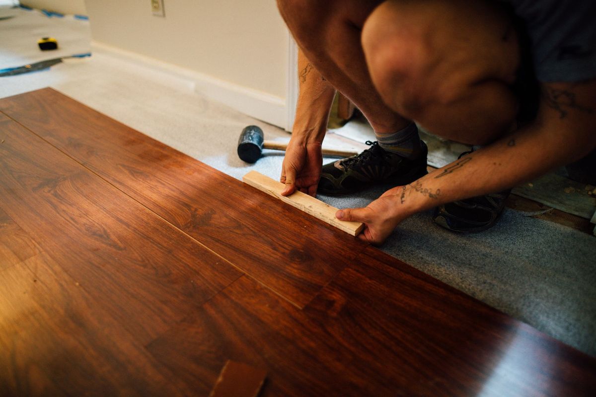 Colocación de tarima de madera en el suelo de una habitación